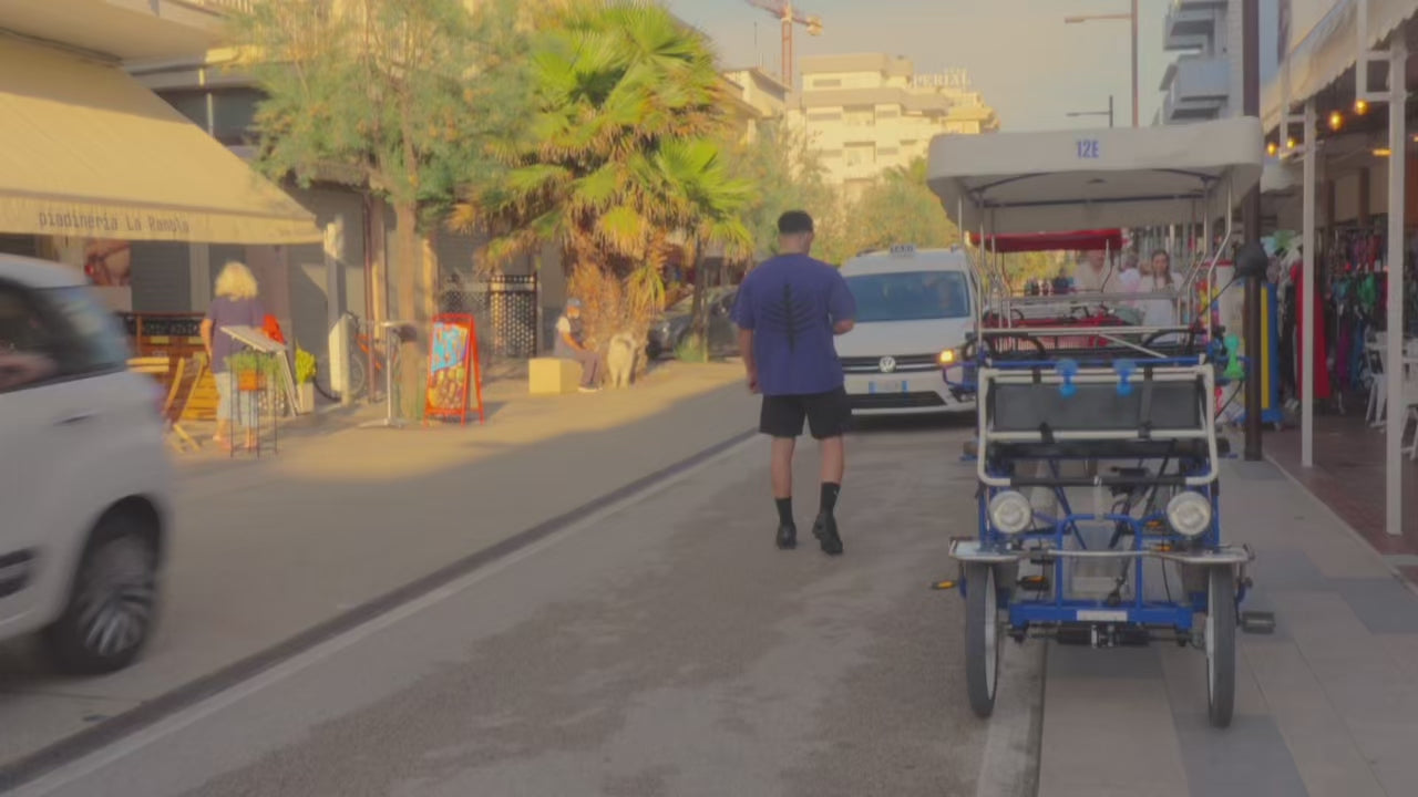 Carica il video: 